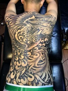 Hình xăm phượng hoàng full lưng phong cách blackwork chi tiết cao, độ phân giải HD.