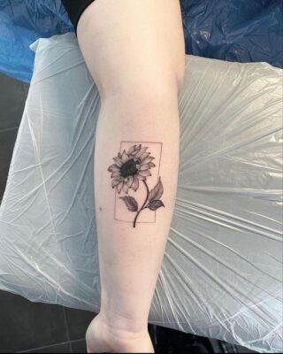hình xăm hướng dương khung vuông Hình xăm hoa hướng dương trên bắp chân, phong cách blackwork, chi tiết rõ nét, độ phân giải HD.