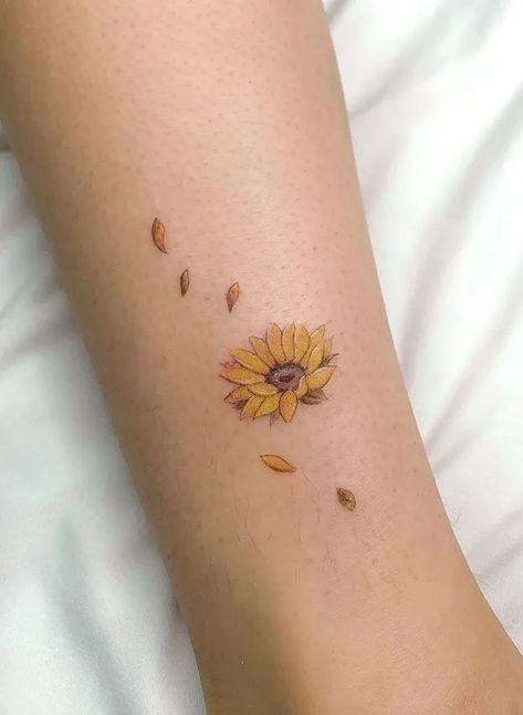 hình xăm hướng dương mini nghệ thuật Hình xăm hoa hướng dương mini trên cánh tay, phong cách màu nước, chi tiết tinh tế, ảnh HD.