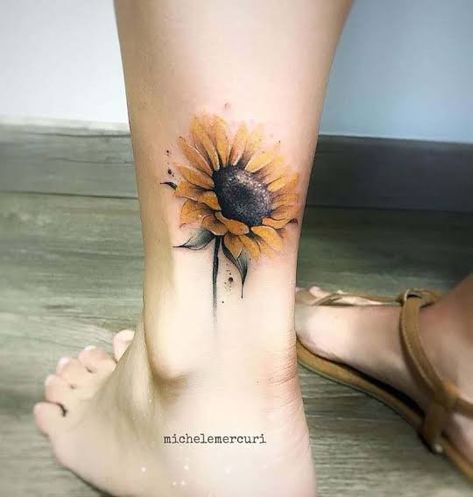 hình xăm hướng dương mini nghệ thuật ở chân Hình xăm hoa hướng dương trên mắt cá chân, phong cách màu nước, chi tiết sống động, ảnh HD.