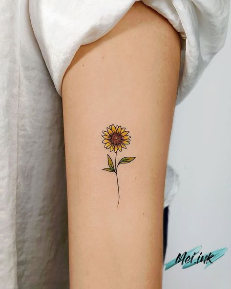 hình xăm hướng dương mini tinh tế Hình xăm hoa hướng dương mini trên cánh tay, phong cách màu nước, chi tiết tinh tế, ảnh HD.