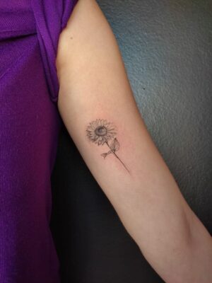hình xăm hướng dương siêu đơn giản Hình xăm hoa hướng dương mini trên cánh tay, phong cách blackwork, chi tiết rõ nét, độ phân giải HD.