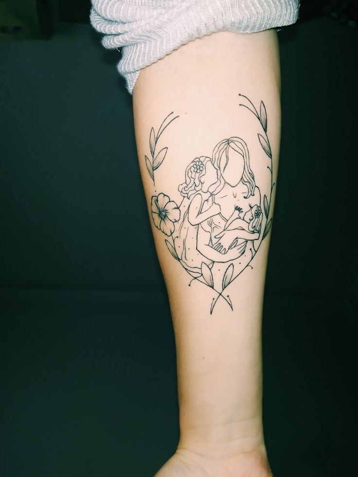 Hình xăm mẹ con phong cách blackwork trên cánh tay, chi tiết, độ phân giải HD.
