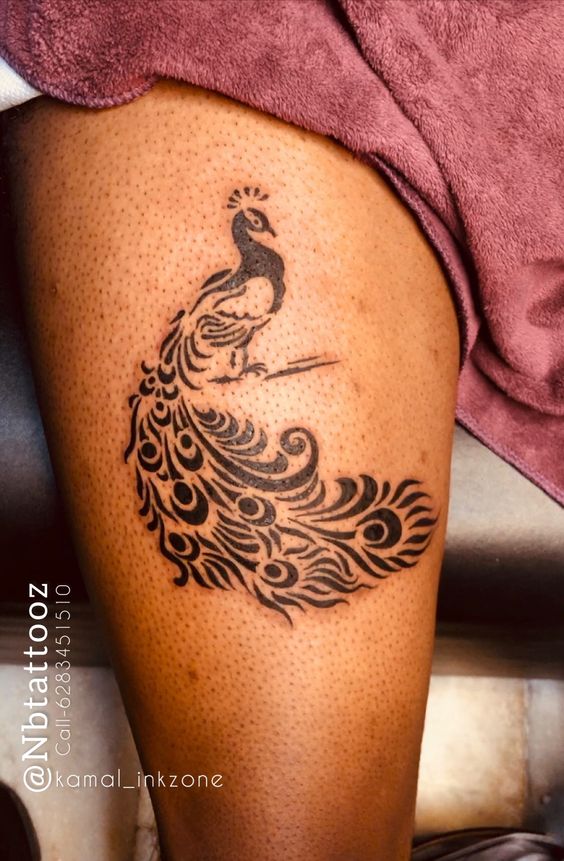 Hình xăm công phong cách blackwork trên đùi, chi tiết sắc nét, độ phân giải cao.