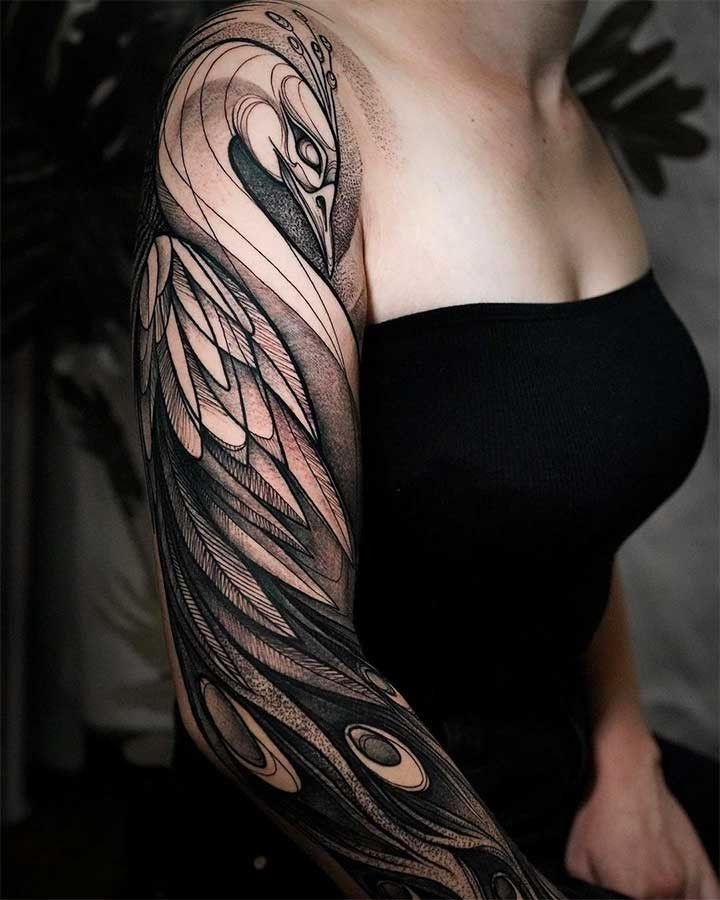 Hình xăm trừu tượng trên tay phong cách blackwork, chi tiết sắc nét, độ phân giải HD.