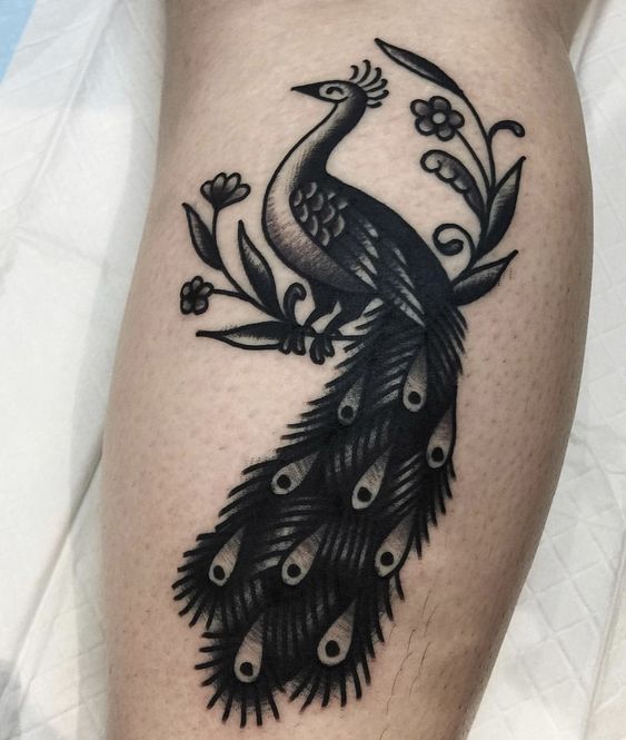 Hình xăm chim công blackwork trên chân, chi tiết, độ phân giải cao.