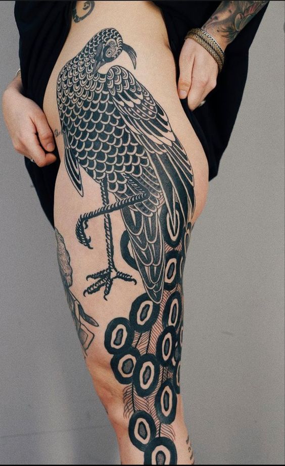 Hình xăm chim trên đùi, phong cách blackwork chi tiết, hình ảnh rõ nét, kích thước 923x564.