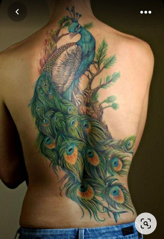 Hình xăm công màu sắc chi tiết trên lưng, phong cách cổ điển, độ phân giải cao.