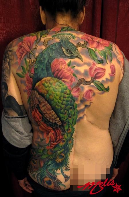 Hình xăm công nhiều màu trên lưng, phong cách cổ điển, chi tiết cao, ảnh HD.