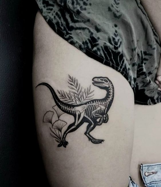 Hình xăm khủng long blackwork trên bắp tay, phong cách chi tiết, độ phân giải HD.