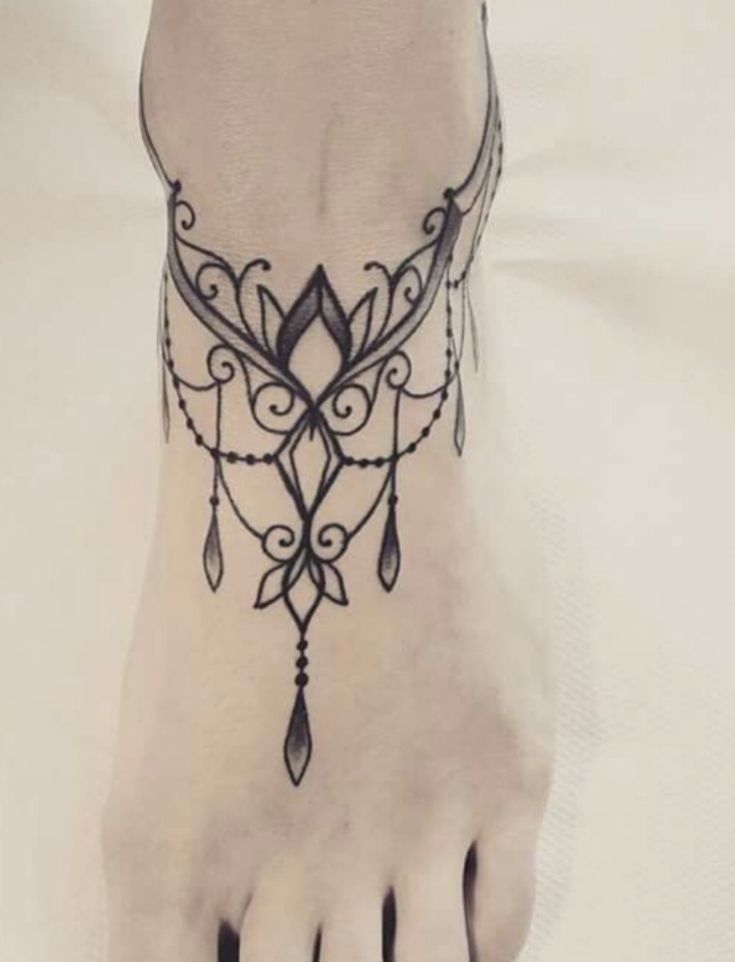 Hình xăm hoa văn cổ điển trên mu bàn chân, phong cách blackwork, chi tiết sắc nét, ảnh HD.