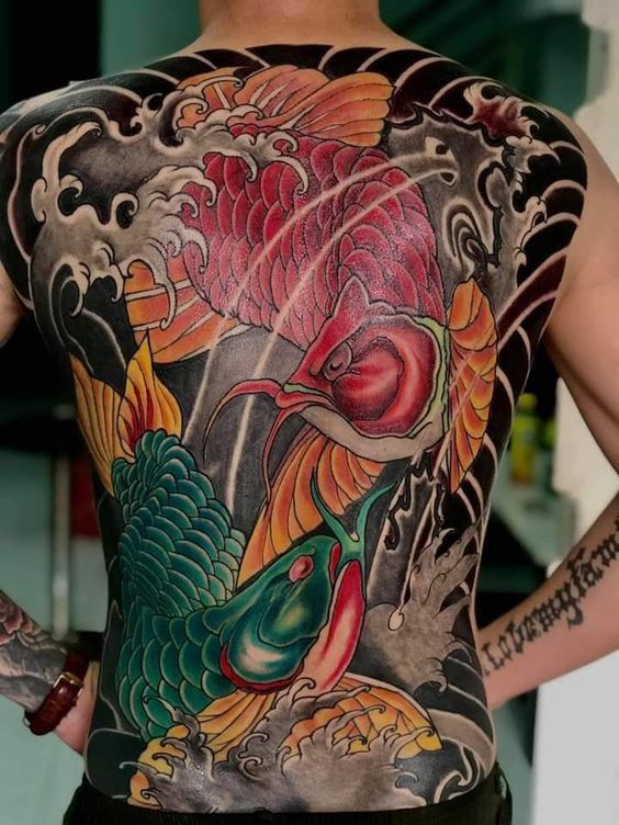 hình xăm kín lưng cặp cá rồng của khách cực đẹp Hình xăm cá chép trên lưng, phong cách màu sắc chi tiết, độ phân giải HD.