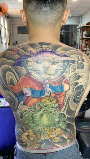 Hình xăm mèo samurai và ếch phong cách màu sắc trên lưng, chi tiết cao, độ phân giải HD.