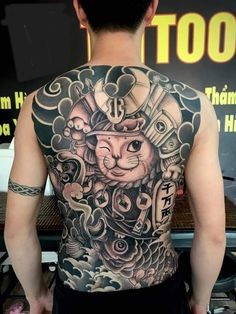 Hình xăm mèo thần tài phong cách blackwork chi tiết trên lưng, độ phân giải HD.