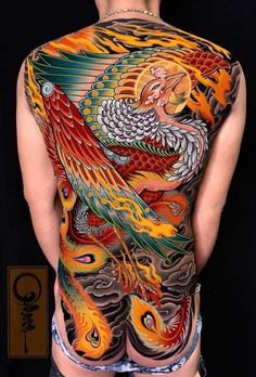 Hình xăm phượng hoàng đầy màu sắc trên lưng, phong cách truyền thống Nhật Bản, chi tiết, ảnh HD.