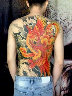 Hình xăm phượng hoàng màu sắc trên lưng, phong cách cổ điển, chi tiết cao, ảnh HD.