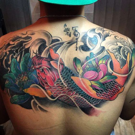 Hình xăm cá chép màu sắc trên lưng, phong cách sống động, chi tiết rõ nét, độ phân giải HD.