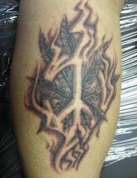 Hình xăm ký hiệu hòa bình với lá và lửa, phong cách blackwork, trên bắp chân, chi tiết rõ nét, độ phân giải HD.