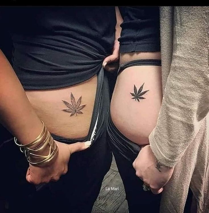 Hình xăm lá cây trên hông, phong cách blackwork, chi tiết rõ nét, ảnh độ phân giải HD.