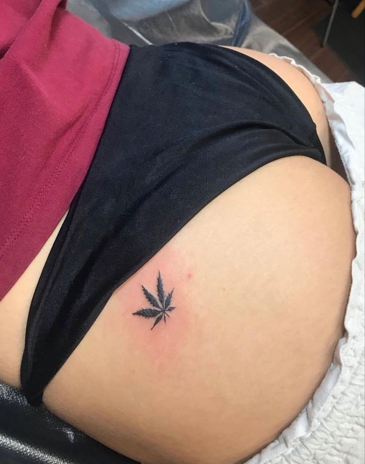 Hình xăm lá cây nhỏ trên hông, phong cách blackwork, độ chi tiết cao, ảnh HD.