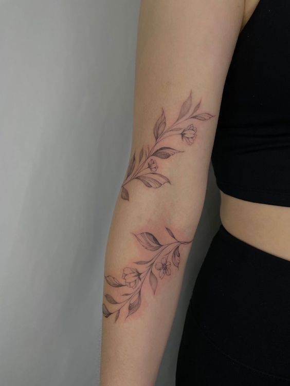 Hình xăm hoa trên tay, phong cách blackwork chi tiết, độ phân giải HD.
