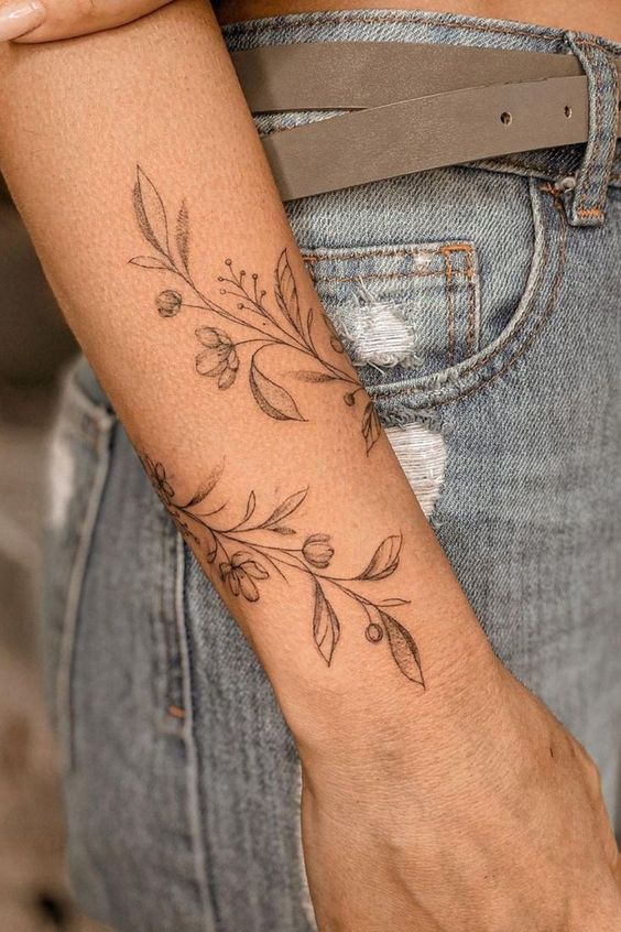 Hình xăm hoa lá trên tay, phong cách blackwork, chi tiết tinh tế, độ phân giải HD.