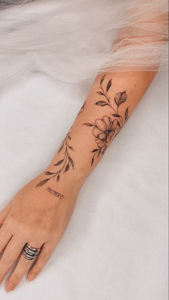 Hình xăm hoa trên cánh tay, phong cách blackwork, chi tiết sắc nét, độ phân giải HD.