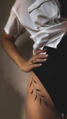 Hình xăm lá cổ điển trên hông, phong cách blackwork, độ chi tiết cao, ảnh HD.