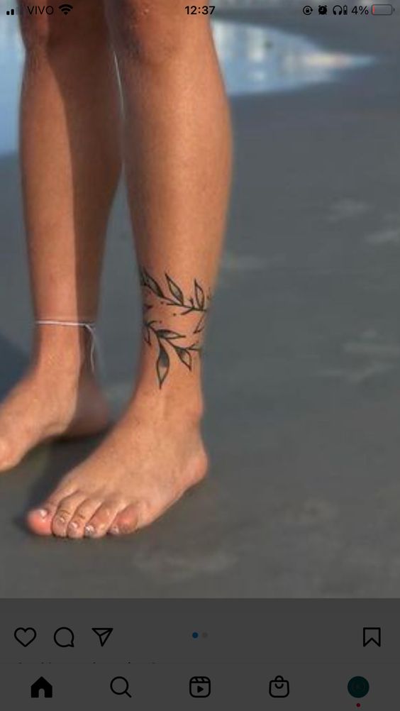 Hình xăm lá trên chân, phong cách blackwork, chi tiết rõ nét, độ phân giải HD.