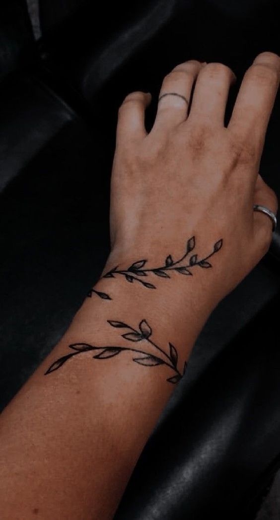 Hình xăm dây leo phong cách blackwork trên cổ tay, chi tiết tinh tế, ảnh độ phân giải HD.