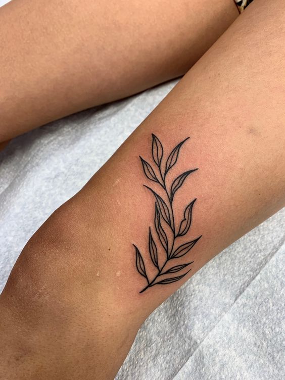 Hình xăm lá đơn giản trên tay, phong cách blackwork, chi tiết rõ nét, ảnh chất lượng HD.
