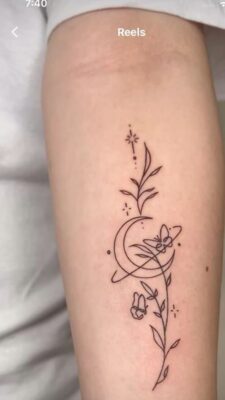 Hình xăm hoa và mặt trăng phong cách blackwork trên cánh tay, chi tiết tinh tế, ảnh chất lượng HD.