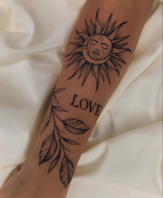Hình xăm mặt trời và lá trên tay, phong cách blackwork chi tiết, ảnh HD.