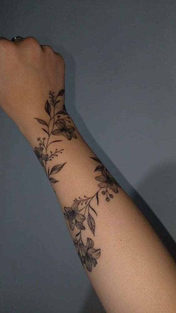 Hình xăm hoa ở cổ tay, phong cách blackwork, chi tiết tinh tế, ảnh HD.