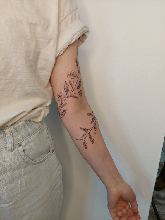 Hình xăm hoa trên cánh tay, phong cách blackwork chi tiết, ảnh HD.