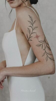 Hình xăm hoa lá phong cách blackwork trên tay, chi tiết tinh tế, ảnh HD.