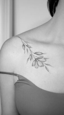 Hình xăm lá trên vai, phong cách blackwork, chi tiết tinh tế, ảnh độ phân giải cao HD.