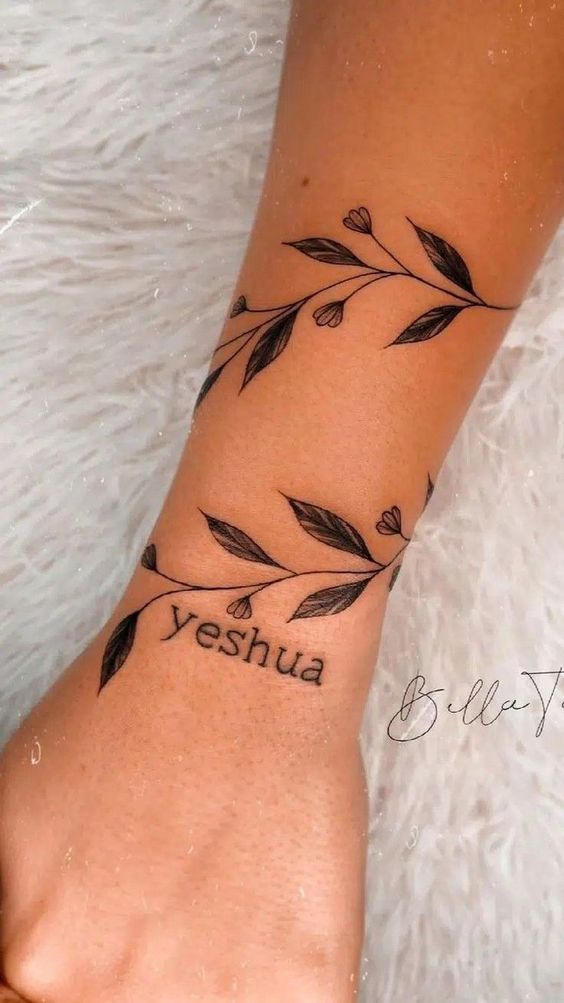 Hình xăm hoa văn cành lá trên cổ tay, phong cách blackwork, chi tiết rõ nét, ảnh HD.