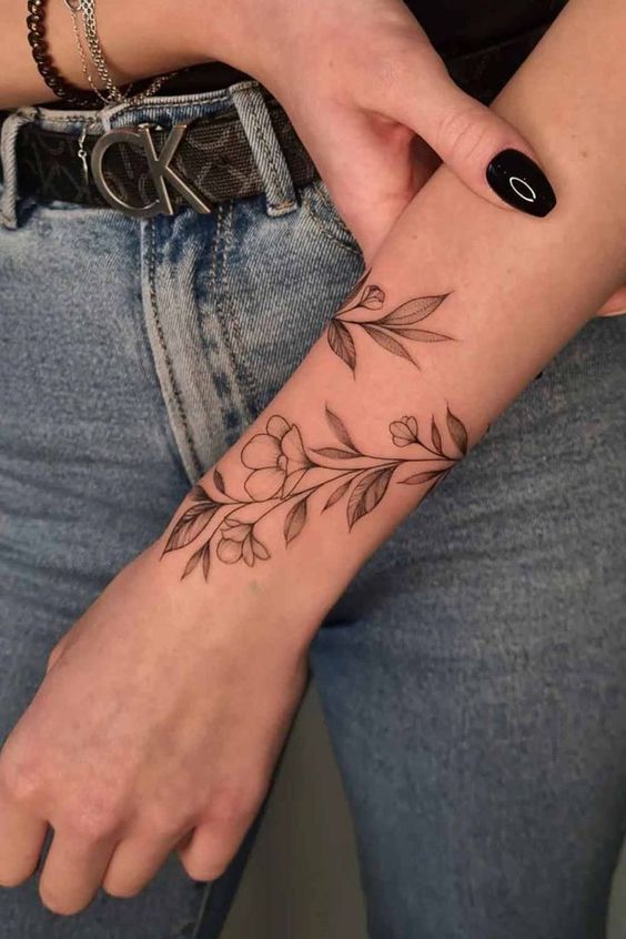 Hình xăm hoa trên cổ tay, phong cách blackwork, chi tiết sắc nét, ảnh độ phân giải cao.