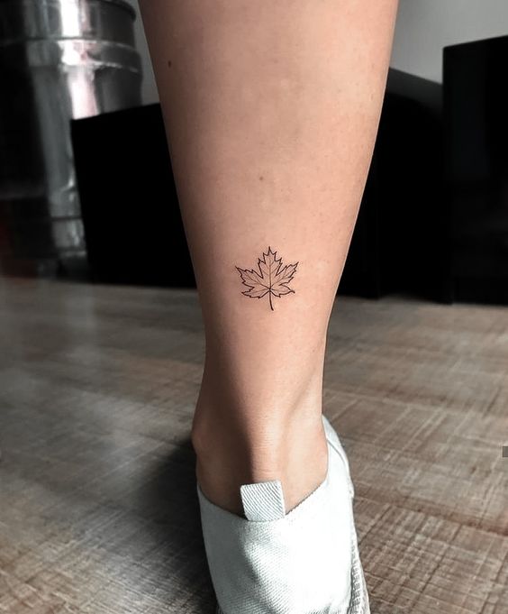 hình xăm lá phong đẹp sau cổ chân Hình xăm lá phong mini ở chân, phong cách blackwork đơn giản, độ chi tiết cao, ảnh HD.