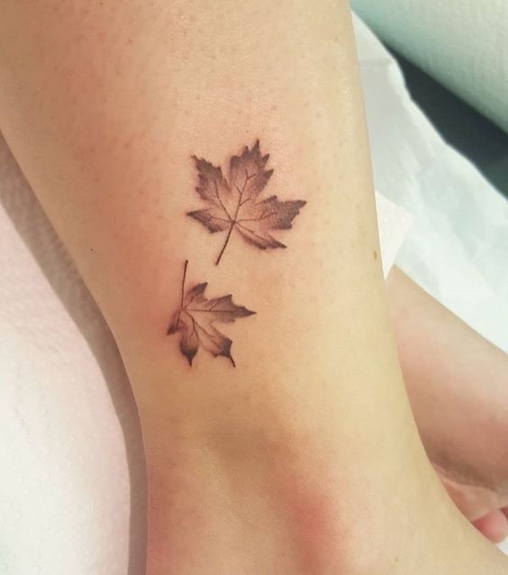 hình xăm lá phong đơn giản và nhẹ nhàng cho bạn nữ Hình xăm lá phong mini trên cổ chân, phong cách blackwork chi tiết, ảnh HD.