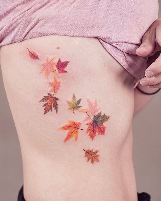 hình xăm lá phong ở mạn sườn Hình xăm lá phong màu nước trên hông, phong cách tinh tế, độ chi tiết cao, ảnh HD.