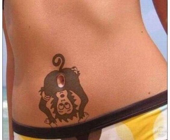 hình xăm lạc quan yêu đời Hình xăm hoạt hình vui nhộn trên eo, phong cách blackwork, chi tiết đơn giản, ảnh HD.