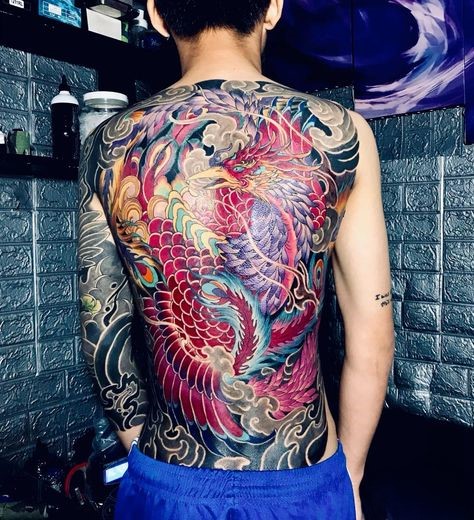 Hình xăm phượng rực rỡ trên lưng, phong cách màu nước, chi tiết sống động, độ phân giải cao.