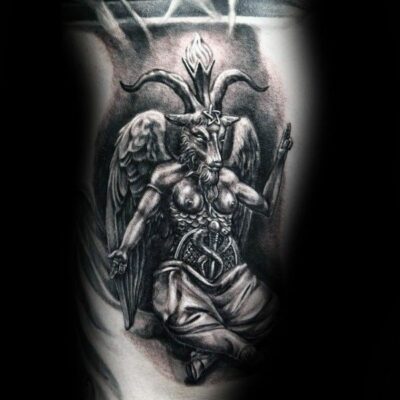 Hình xăm thần thoại trên bắp tay, phong cách blackwork chi tiết, độ phân giải HD.
