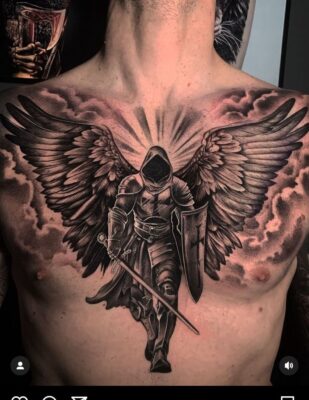 Hình xăm hiệp sĩ có cánh trên ngực, phong cách blackwork, chi tiết cao, độ phân giải HD.