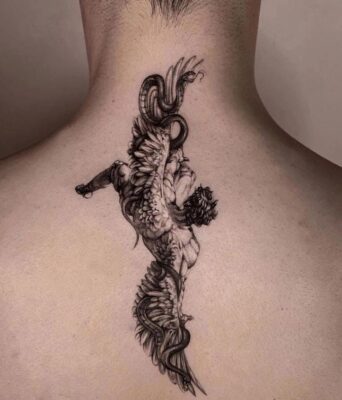 Hình xăm thiên thần và rắn ở gáy, phong cách blackwork, chi tiết cao, độ phân giải HD.