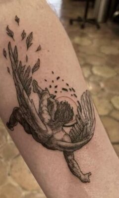 Hình xăm thiên thần blackwork trên cánh tay, chi tiết, ảnh HD.