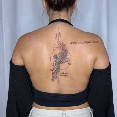 Hình xăm thiên thần trên lưng, phong cách blackwork, chi tiết tinh xảo, độ phân giải cao.