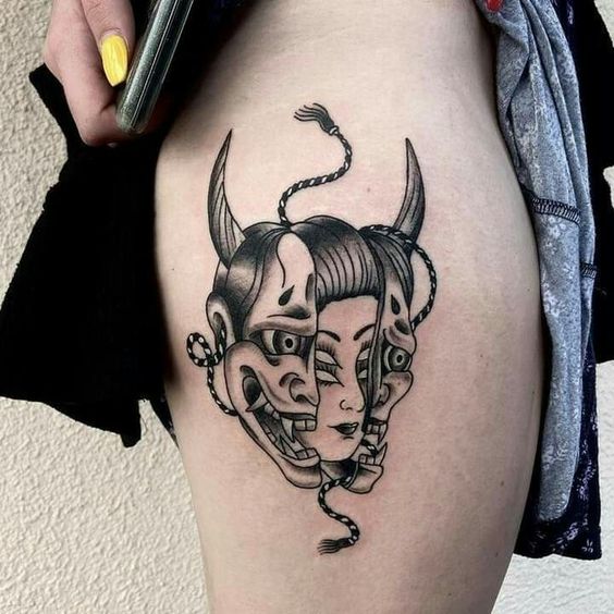 Hình xăm mặt nạ Oni trên đùi, phong cách blackwork, chi tiết rõ nét, độ phân giải HD.